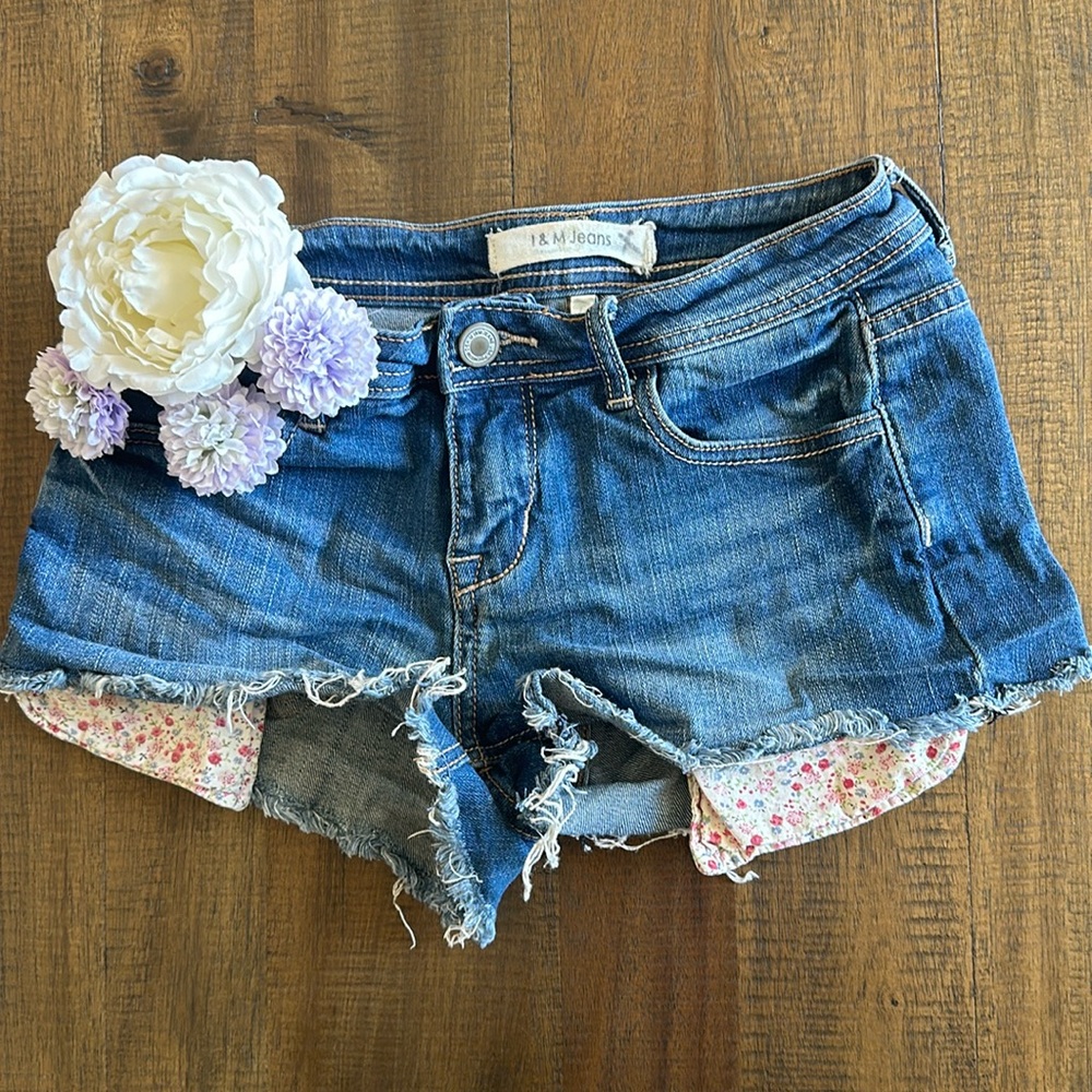 Distressed boho I & M jean shorts in size Small
